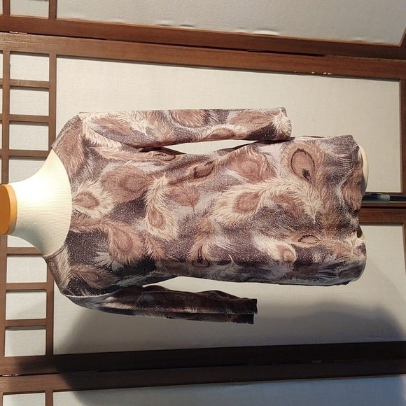 I.N. San Francisco Feather Design Sparkly Gray Top - Picture 1 of 7